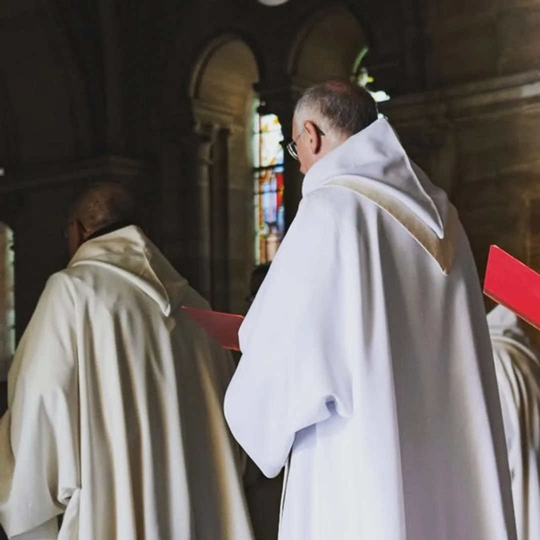 Procession des moines en coules blanches, a l office de Tierce