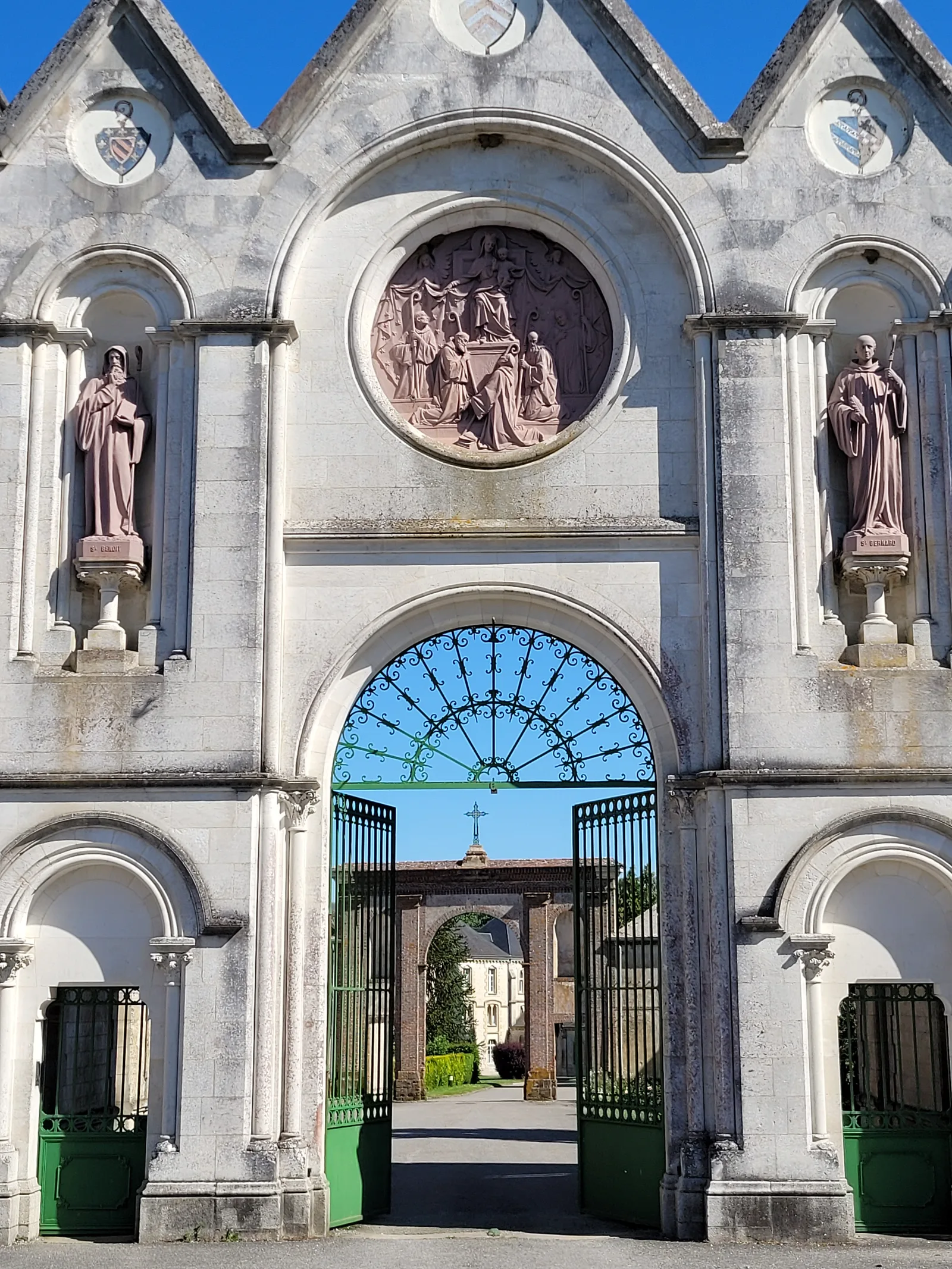 Le portail monumental de l’abbaye, ouvert sur l’allée d’entrée
